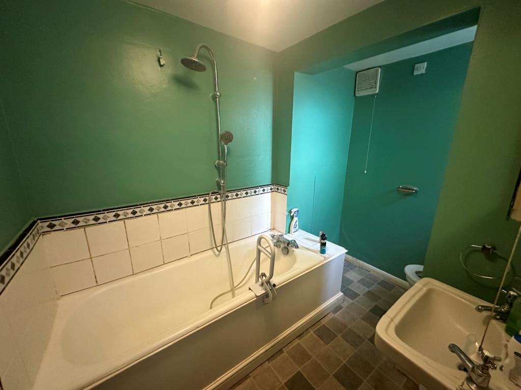 Lot: 101 - FOUR-BEDROOM HOUSE FOR REFURBISHMENT - Bathroom with W.C.